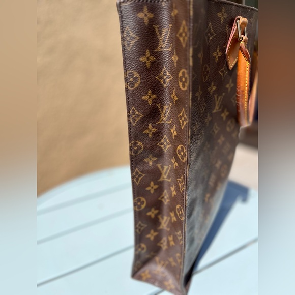 Louis Vuitton Tote - Picture 5 of 8